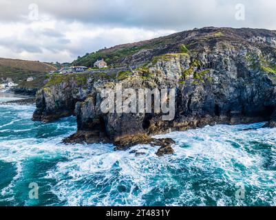 Falaises au-dessus de St Agnès depuis un drone, Cornouailles, Angleterre, Europe Banque D'Images