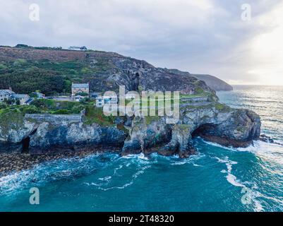 Falaises au-dessus de St Agnès depuis un drone, Cornouailles, Angleterre, Europe Banque D'Images