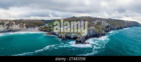 Falaises au-dessus de St Agnès depuis un drone, Cornouailles, Angleterre, Europe Banque D'Images