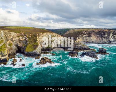 Falaises au-dessus de St Agnès depuis un drone, Cornouailles, Angleterre, Europe Banque D'Images