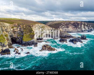 Falaises au-dessus de St Agnès depuis un drone, Cornouailles, Angleterre, Europe Banque D'Images