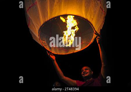 28 octobre 2023 Sylhet, Bangladesh : les fidèles religieux bouddhistes allument des lanternes à feu pour célébrer chaque année Prabarana Purnima 2023 dans les temples bouddhistes de Sylhet, Bangladesh. Les bouddhistes souhaitent le bonheur, la paix et le bien-être tout en diffusant le message de non-violence de Bouddha en allumant des lampes ou des lanternes dans le ciel sur Prabarana Purnima. Des lanternes sont volées pour appeler à la paix au monde entier. Le 28 octobre 2023 Sylhet, Bangladesh (crédit image : © MD Rafayat Haque Khan/eyepix via ZUMA Press Wire) USAGE ÉDITORIAL SEULEMENT! Non destiné à UN USAGE commercial ! Crédit : ZUMA Press, Inc./Alamy Live News Banque D'Images