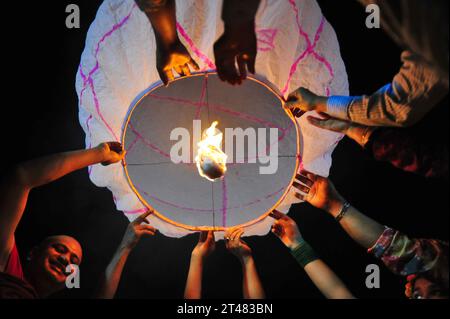 28 octobre 2023 Sylhet, Bangladesh : les fidèles religieux bouddhistes allument des lanternes à feu pour célébrer chaque année Prabarana Purnima 2023 dans les temples bouddhistes de Sylhet, Bangladesh. Les bouddhistes souhaitent le bonheur, la paix et le bien-être tout en diffusant le message de non-violence de Bouddha en allumant des lampes ou des lanternes dans le ciel sur Prabarana Purnima. Des lanternes sont volées pour appeler à la paix au monde entier. Le 28 octobre 2023 Sylhet, Bangladesh (crédit image : © MD Rafayat Haque Khan/eyepix via ZUMA Press Wire) USAGE ÉDITORIAL SEULEMENT! Non destiné à UN USAGE commercial ! Crédit : ZUMA Press, Inc./Alamy Live News Banque D'Images