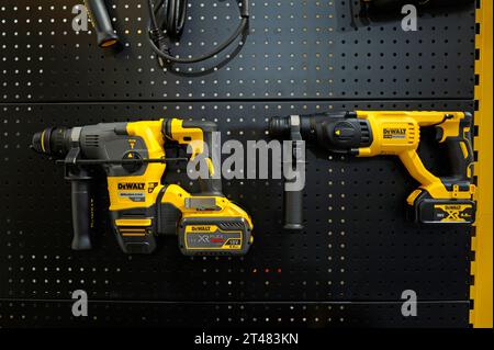 Tournevis portatif électrique à main, perceuse posée sur un support, DeWalt. 19 novembre 2019. Kiev, Ukraine Banque D'Images