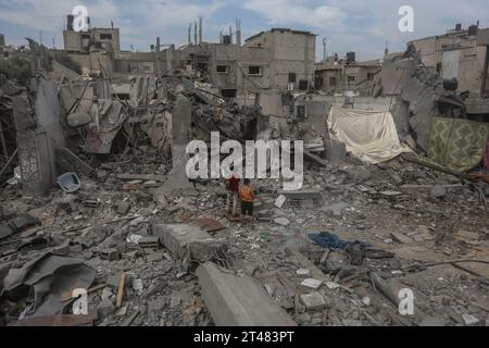 Al Bureij, Territoires palestiniens. 29 octobre 2023. Des enfants palestiniens se tiennent parmi les décombres des bâtiments détruits autour de la mosquée Al-Bilal dans le camp d ' Al-Bureij, à la suite des frappes aériennes israéliennes. Crédit : Mohammed Talatene/dpa/Alamy Live News Banque D'Images