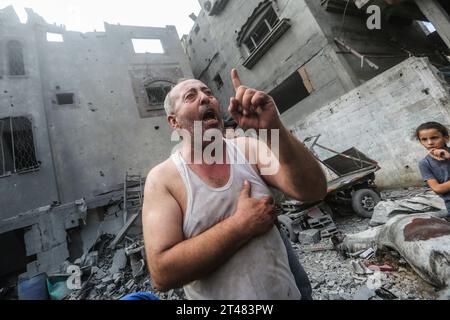 Al Bureij, Territoires palestiniens. 29 octobre 2023. Un palestinien réagit alors qu’il se tient au milieu des décombres autour de la mosquée Al-Bilal dans le camp d’Al-Bureij, à la suite des frappes aériennes israéliennes. Crédit : Mohammed Talatene/dpa/Alamy Live News Banque D'Images