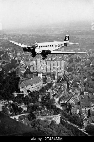 ADOLF HITLER survole Nuremberg / Nurnberg dans son premier avion privé Junker JU 52/3m numéro d'immatriculation D-2600 arrive pour le 1934 6e Congrès du parti nazi le 5 septembre comme on le voit dans TRIUMPH DES WILLENS / TRIUMPH OF LE 1935 réalisateur / producteur / monteur / co-scénariste LENI RIEFENSTAHL musique Herbert Windt Leni Riefenstahl-Produktion / Reichspropagandaleitung / film Universum (UFA) Banque D'Images