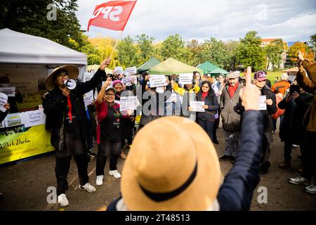 Berlin, Allemagne. 29 octobre 2023. Les participants à un rassemblement de l'Association thaïlandaise à Berlin et du SPD Charlottenburg-Wilmersdorf se sont réunis dans le Preußenpark pour manifester pour la préservation du marché thaïlandais. Crédit : Christoph Soeder/dpa/Alamy Live News Banque D'Images