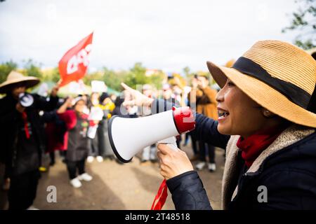 Berlin, Allemagne. 29 octobre 2023. Une femme parle dans un mégaphone lors d'un rassemblement pour la préservation du marché thaïlandais dans le Preußenpark de l'Association thaïlandaise à Berlin et du SPD Charlottenburg-Wilmersdorf. Crédit : Christoph Soeder/dpa/Alamy Live News Banque D'Images