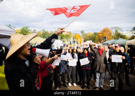 Berlin, Allemagne. 29 octobre 2023. Les participants à un rassemblement de l'Association thaïlandaise à Berlin et du SPD Charlottenburg-Wilmersdorf se sont réunis dans le Preußenpark pour manifester pour la préservation du marché thaïlandais. Crédit : Christoph Soeder/dpa/Alamy Live News Banque D'Images