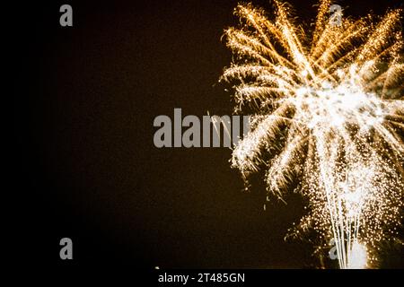 image de quelques feux d'artifice dorés sur le côté droit de l'image avec un fond noir pour être en mesure d'éditer le texte avec un bon espace de copie Banque D'Images