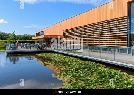 Le Welcome Building au-dessus du lac Moon Bridge Water, RHS Bridgewater Gardens, Worsley, Salford, Greater Manchester, ROYAUME-UNI Banque D'Images