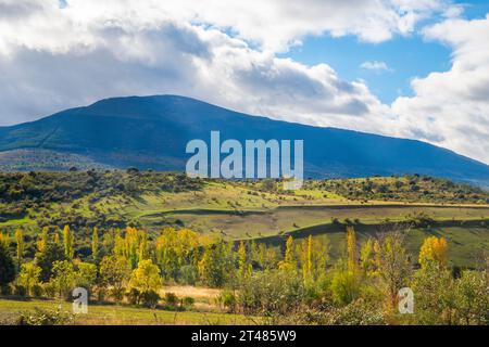 Paysage d'automne.Cerezo de Arriba, province de Ségovie, Castilla Leon, Espagne. Banque D'Images