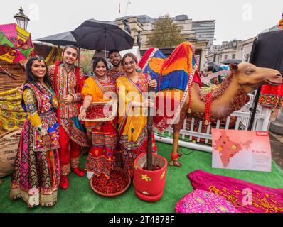 Londres, Royaume-Uni. 29 octobre 2023. Diwali, le principal festival religieux de l'hindouisme, du jaïnisme et du sikhisme. Le nom est dérivé du terme sanskrit dipavali, qui signifie « rangée de lumières ». Le festival symbolise généralement la victoire de la lumière sur les ténèbres. Crédit : Paul Quezada-Neiman/Alamy Live News Banque D'Images