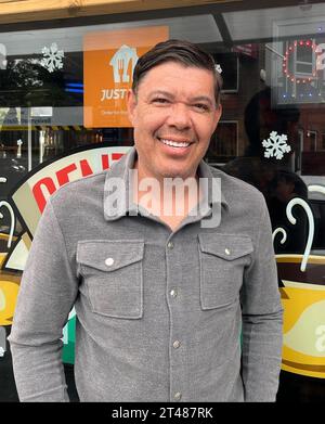 Darren, 44 ans, propriétaire de Central Park Cafe, un café sur le thème des amis à Bexleyheath, Londres, s'adressant aux médias le lendemain de la mort de Matthew Perry, qui a joué le rôle de Chandler Bing dans la série télévisée comique Friends, à l'âge de 54 ans. L'acteur nommé Emmy a été retrouvé mort d'une noyade apparente à son domicile de Los Angeles samedi, selon le Los Angeles Times et le site de célébrités TMZ. Date de la photo : dimanche 29 octobre 2023. Banque D'Images