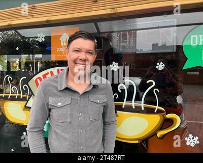 Darren, 44 ans, propriétaire de Central Park Cafe, un café sur le thème des amis à Bexleyheath, Londres, s'adressant aux médias le lendemain de la mort de Matthew Perry, qui a joué le rôle de Chandler Bing dans la série télévisée comique Friends, à l'âge de 54 ans. L'acteur nommé Emmy a été retrouvé mort d'une noyade apparente à son domicile de Los Angeles samedi, selon le Los Angeles Times et le site de célébrités TMZ. Date de la photo : dimanche 29 octobre 2023. Banque D'Images