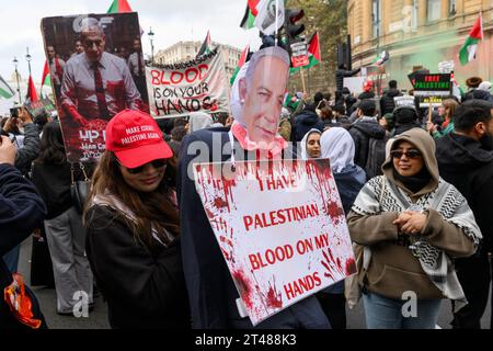 Les manifestants pro-palestiniens marchent vers Whitehall pour appeler à un cessez-le-feu de l'offensive militaire en cours à Gaza par les forces de défense israéliennes. La marche b Banque D'Images