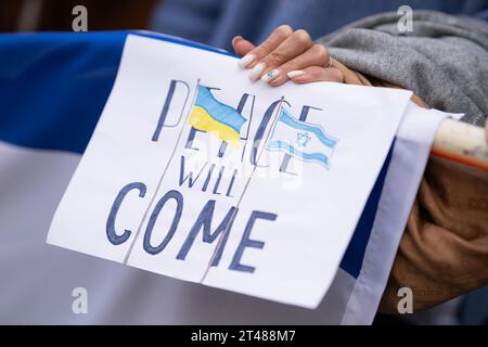 Munich, Allemagne. 29 octobre 2023. Un participant au rassemblement "solidarité avec Israël - contre la terreur, la haine et l'antisémitisme" tient une pancarte avec l'inscription "la paix viendra". Crédit : Lukas Barth/dpa/Alamy Live News Banque D'Images