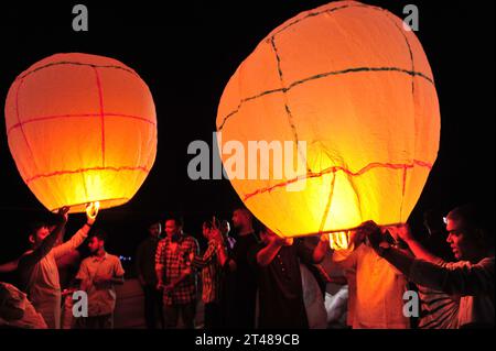 Sylhet, Bangladesh. 28 octobre 2023. Les fidèles religieux bouddhistes allument des lanternes à feu pour célébrer chaque année Prabarana Purnima 2023 dans les temples bouddhistes de Sylhet, au Bangladesh. Les bouddhistes souhaitent le bonheur, la paix et le bien-être tout en diffusant le message de non-violence de Bouddha en allumant des lampes ou des lanternes dans le ciel sur Prabarana Purnima. Des lanternes sont volées pour appeler à la paix au monde entier. Le 28 octobre 2023 Sylhet, Bangladesh (photo de MD Rafayat Haque Khan/Eyepix Group/Sipa USA) crédit : SIPA USA/Alamy Live News Banque D'Images