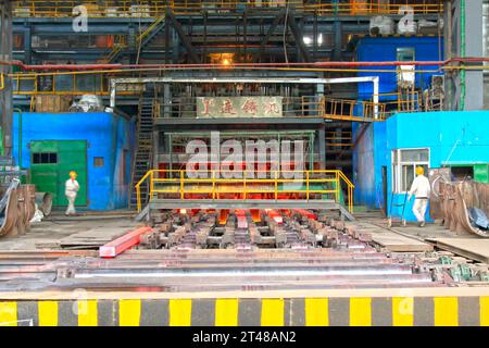 TANGSHAN - JUIN 20 : machine de coulée continue dans une aciérie, le 20 juin 2014, ville de Tangshan, province du Hebei, Chine Banque D'Images