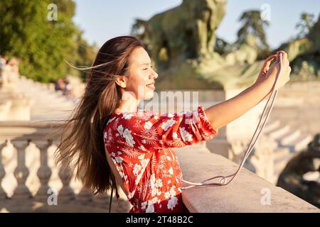 Photo d'une jeune femme latine aux cheveux longs et insouciante prend le portrait de selfie sur un téléphone portable Banque D'Images