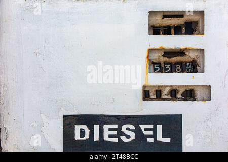 Une pompe à essence diesel cassée Banque D'Images