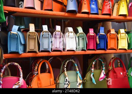 Florence, Italie. Septembre 2023. Stands de souvenirs avec sacs à main colorés à Florence. Photo de haute qualité Banque D'Images