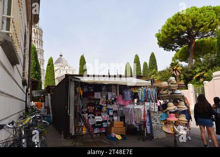 Pise, Italie. 17 septembre 2023. Un stand de souvenirs près de la tour penchée de Pise. Photo de haute qualité Banque D'Images