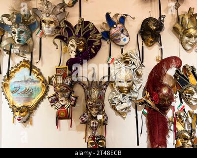 Florence, Italie. Septembre 2023. Masques vénitiens en souvenir d'Italie. Exposé dans une boutique à Florence. Photo de haute qualité Banque D'Images