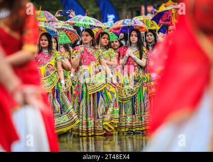 Londres, Royaume-Uni. 29 octobre 2023. Les artistes attendent leur tour pendant une forte averse. Environ 200 artistes en tenue vibrante de différents groupes des communautés hindoue, sikh et jaïne de Londres prennent part à la séquence de danse d'ouverture. Ils posent ensuite en groupe et exécutent la garba, une danse gujarati. Les participants et les visiteurs apprécient le festival coloré des lumières « Diwali on the Square » sur Trafalgar Square, à Londres, malgré les conditions météorologiques difficiles. Le festival est ouvert toute la journée et propose également des stands, de la nourriture et des activités. Crédit : Imageplotter/Alamy Live News Banque D'Images