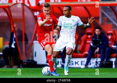 ENSCHEDE, PAYS-BAS - OCTOBRE 29 : Mathias Kjolo (FC Twente) et Igor Paixao (Feyenoord Rotterdam) se disputent le ballon lors du match d'Eredivisie Banque D'Images