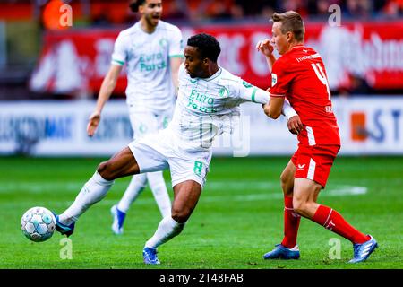 ENSCHEDE, PAYS-BAS - OCTOBRE 29 : Quinten Timber (Feyenoord Rotterdam) et Mathias Kjolo (FC Twente) se disputent le ballon lors du match d'Eredivisie Banque D'Images