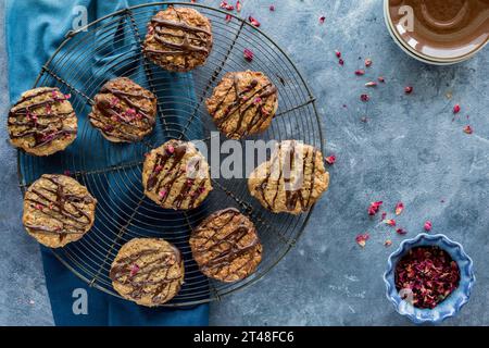 Vue ci-dessus d'une grille de refroidissement surmontée d'un biscuit en dentelle moulue de chocolat. Banque D'Images