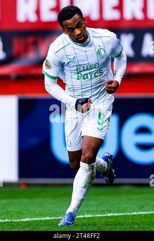 ENSCHEDE, PAYS-BAS - OCTOBRE 29 : Quinten Timber (Feyenoord Rotterdam) regarde lors du match d'Eredivisie entre le FC Twente et le SC Feyenoord à de Grol Banque D'Images