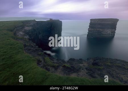 Downpatrick Head est une falaise située sur la Wild Atlantic Way dans le comté de Mayo, en Irlande. Banque D'Images