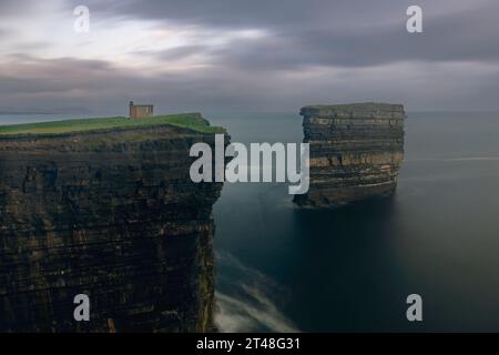 Downpatrick Head est une falaise située sur la Wild Atlantic Way dans le comté de Mayo, en Irlande. Banque D'Images