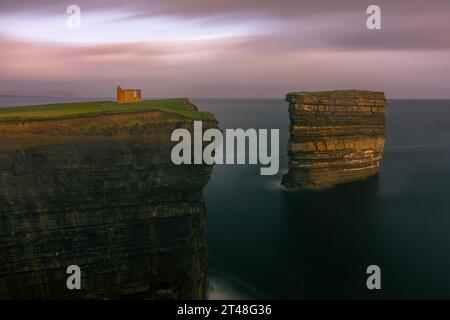 Downpatrick Head est une falaise située sur la Wild Atlantic Way dans le comté de Mayo, en Irlande. Banque D'Images