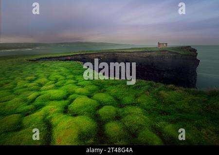 Downpatrick Head est une falaise située sur la Wild Atlantic Way dans le comté de Mayo, en Irlande. Banque D'Images