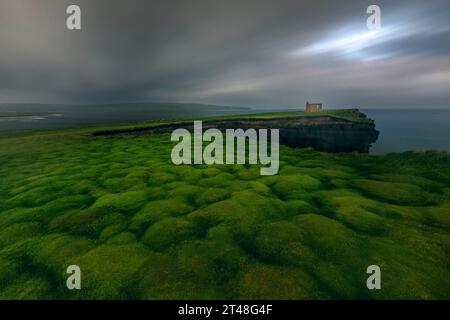 Downpatrick Head est une falaise située sur la Wild Atlantic Way dans le comté de Mayo, en Irlande. Banque D'Images