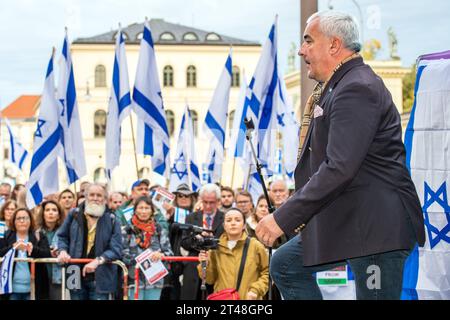 Ludwig Spaenle, Antisemitismus-Beauftragter, Redner BEI Solidarität mit Israel, Kundgebung am Odeonsplatz, München, 29. Oktober 2023 Deutschland, München, 29.10.2023, Pro-Israel-Kundgebung am Odeonsplatz, Ludwig Spaenle, CSU, Antisemitismus-Beauftragter des Bayerischen Landtags, betritt die Rednertribüne, Kundgebung unter dem motto : Solidarität mit Israel - Gegen Terror, Hass und Antisemitismus StandwithIsrael, Nahost-Krieg, Politik, Bayern, *** Ludwig Spaenle, commissaire à l'antisémitisme, orateur à solidarité avec Israël, rassemblement à Odeonsplatz, Munich, 29 octobre 2023 Allemagne, Munich, 29 10 20 Banque D'Images