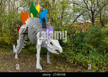 Sculpture de Stegusaurus au parc Teessaurus, Middlesbrough, Royaume-Uni, peinte par des bénévoles en 2020. Banque D'Images