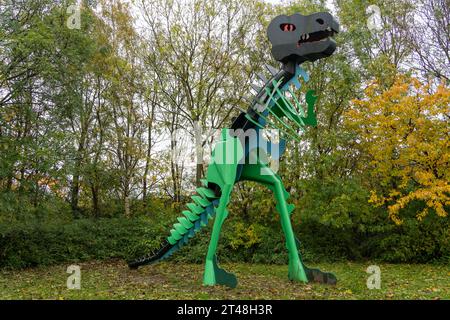 Sculpture de T-Rex ou Tyrannosaurus Rex au parc Teessaurus, Middlesbrough, Royaume-Uni, peinte par des bénévoles en 2020. Banque D'Images