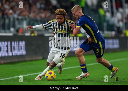 Weston McKennie de Juventus FC (G) et Josh Doig de Hellas Verona FC (R) vus en action lors du match de football Serie A De 2023 à 24 entre la Juventus et Vérone à l'Allianz Stadium. Score final ; Juventus 1:0 Vérone. Banque D'Images