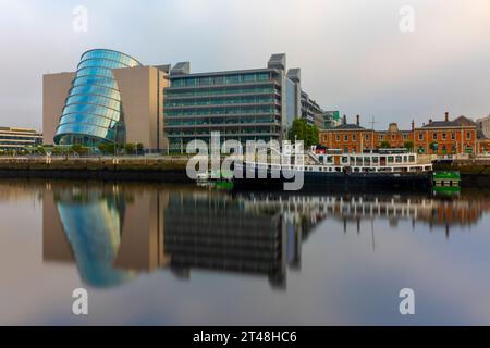 Dublin Docklands est une zone urbaine dynamique et en développement rapide avec une architecture moderne et des entreprises innovantes. Banque D'Images