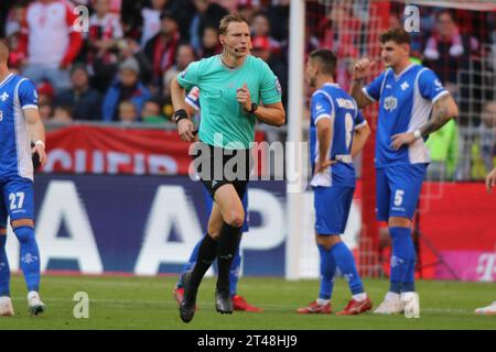 MUNICH, Allemagne. , . Arbitre Martin PETERSEN lors du match de Bundesliga entre le FC Bayern Muenchen et le SV DARMSTADT 98 à l'Allianz Arena de Munich le 28. Octobre 2023, Allemagne. DFL, Fussball, 8:0, (photo et copyright @ ATP images/Arthur THILL (THILL Arthur/ATP/SPP) crédit : SPP Sport Press photo. /Alamy Live News Banque D'Images