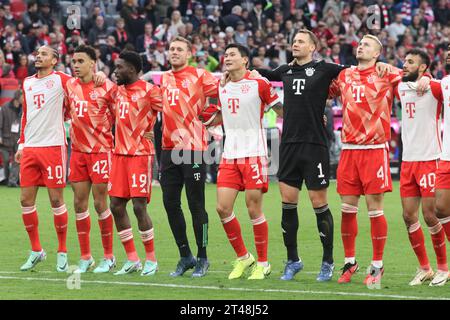 MUNICH, Allemagne - 28. OCTOBRE 2023 : célébration du FcBayern après le score 8:0 vs SV Darmstadt 98, placer 1 Manuel Neuer, Keeper, Torwart, 3 Minjae KIM, 4 Matthijs de LIGT, 6 Joshua Kimmich, 9 Harry KANE, 10 Leroy SANE, 11 Kingsley COMAN, 19 Alphonso DAVIES, 25 Thomas Müller, Mueller, 27 Konrad LAIMER, 40 Noussair MAZRAOUI, 42 Jamal MUSIALA, 18 Daniel PERETZ (Ersatztorwart), 26 Sven ULREICH (Ersatztorwart), 13 Eric Maxim CHOUPO-MOTING, 20 Bouna SARR, 39 Mathys TEL, 41 Frans KRÄTZIG, KRAETZIG, 45 Aleksandar PAVLOVIC et la mascotte du FcBayern Bernie après le match de Bundesliga entre-temps Banque D'Images