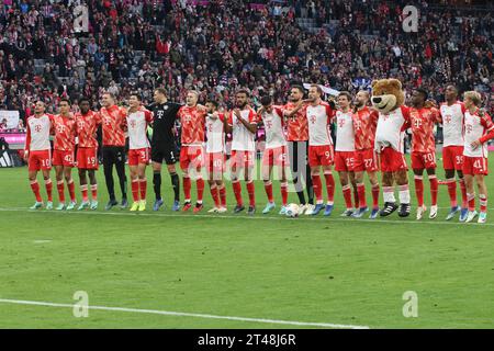 MUNICH, Allemagne - 28. OCTOBRE 2023 : célébration du FcBayern après le score 8:0 vs SV Darmstadt 98, placer 1 Manuel Neuer, Keeper, Torwart, 3 Minjae KIM, 4 Matthijs de LIGT, 6 Joshua Kimmich, 9 Harry KANE, 10 Leroy SANE, 11 Kingsley COMAN, 19 Alphonso DAVIES, 25 Thomas Müller, Mueller, 27 Konrad LAIMER, 40 Noussair MAZRAOUI, 42 Jamal MUSIALA, 18 Daniel PERETZ (Ersatztorwart), 26 Sven ULREICH (Ersatztorwart), 13 Eric Maxim CHOUPO-MOTING, 20 Bouna SARR, 39 Mathys TEL, 41 Frans KRÄTZIG, KRAETZIG, 45 Aleksandar PAVLOVIC et la mascotte du FcBayern Bernie après le match de Bundesliga entre-temps Banque D'Images