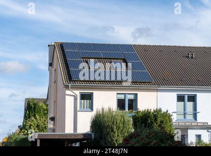 maison de ville avec panneaux solaires sur le toit Banque D'Images