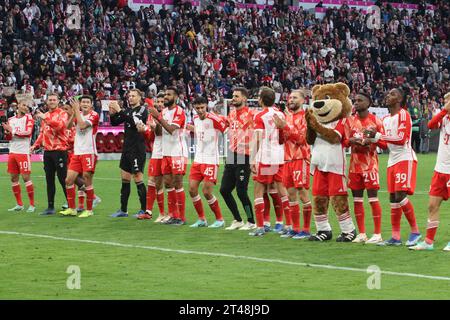 MUNICH, Allemagne - 28. OCTOBRE 2023 : célébration du FcBayern après le score 8:0 vs SV Darmstadt 98, placer 1 Manuel Neuer, Keeper, Torwart, 3 Minjae KIM, 4 Matthijs de LIGT, 6 Joshua Kimmich, 9 Harry KANE, 10 Leroy SANE, 11 Kingsley COMAN, 19 Alphonso DAVIES, 25 Thomas Müller, Mueller, 27 Konrad LAIMER, 40 Noussair MAZRAOUI, 42 Jamal MUSIALA, 18 Daniel PERETZ (Ersatztorwart), 26 Sven ULREICH (Ersatztorwart), 13 Eric Maxim CHOUPO-MOTING, 20 Bouna SARR, 39 Mathys TEL, 41 Frans KRÄTZIG, KRAETZIG, 45 Aleksandar PAVLOVIC et la mascotte du FcBayern Bernie après le match de Bundesliga entre-temps Banque D'Images