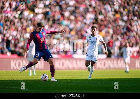 Barcelone, Espagne, 28, octobre 2023. Espagnol LaLiga EA Sports : FC Barcelona v Real Madrid CF. (15) Andreas Christensen et Rodrygo (11). Crédit : Joan G/Alamy Live News Banque D'Images